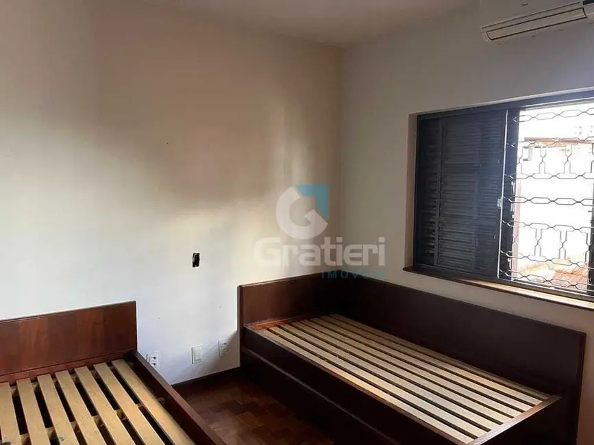 Sobrado com 3 quartos à venda, 247m2 em Centro, Araraquara - SP - imagem 8 Foto 8 de Sobrado com 3 quartos à venda, 247m2 em Centro, Araraquara - SP