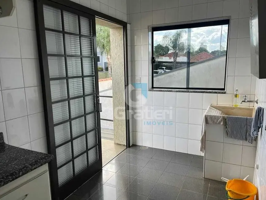 Sobrado com 3 quartos à venda, 247m2 em Centro, Araraquara - SP - imagem 7 Foto 7 de Sobrado com 3 quartos à venda, 247m2 em Centro, Araraquara - SP