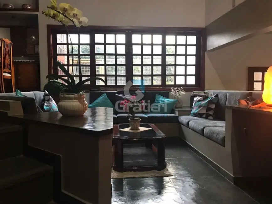 Casa com 3 quartos à venda, 317m2 em Jardim das Roseiras, Araraquara - SP - imagem 5 Foto 5 de Casa com 3 quartos à venda, 317m2 em Jardim das Roseiras, Araraquara - SP