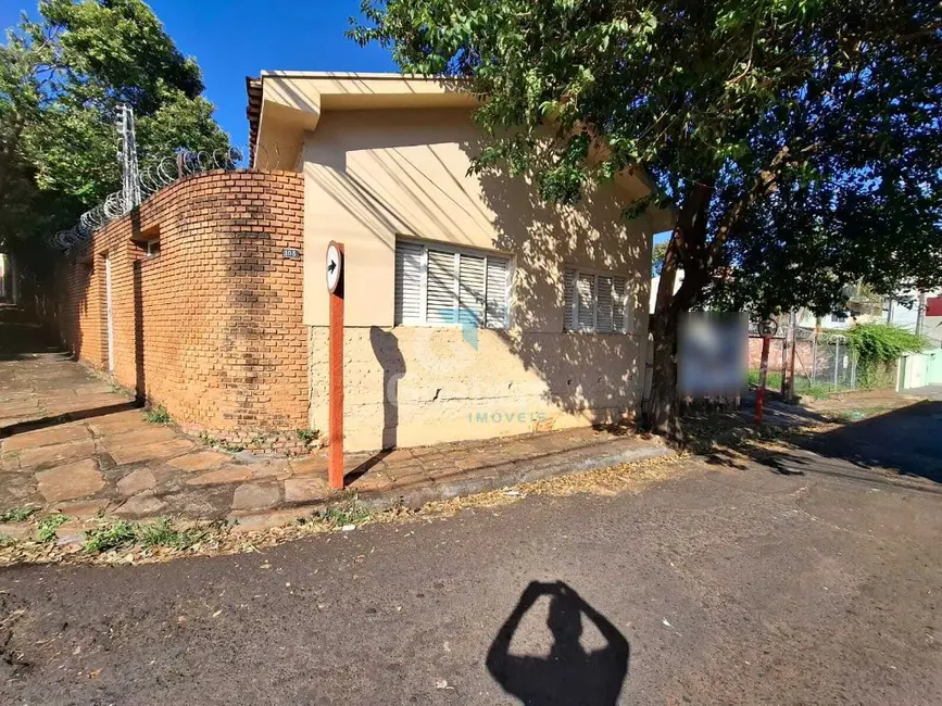 Casa com 3 quartos à venda, 154m2 em Centro, Araraquara - SP - imagem 1 Foto 1 de Casa com 3 quartos à venda, 154m2 em Centro, Araraquara - SP
