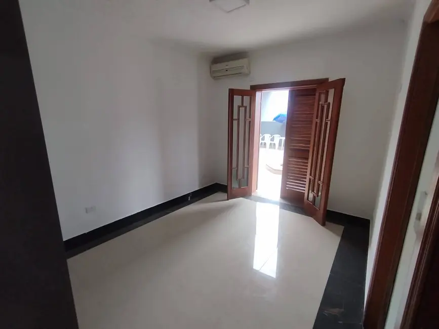 Casa com 3 quartos à venda e para alugar, 400m2 em Canto do Forte, Praia Grande - SP - imagem 9 Foto 9 de Casa com 3 quartos à venda e para alugar, 400m2 em Canto do Forte, Praia Grande - SP