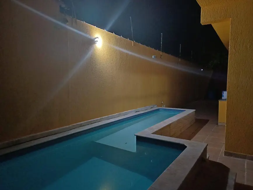 Foto 1 de Sobrado com 5 quartos à venda em Itanhaem - SP