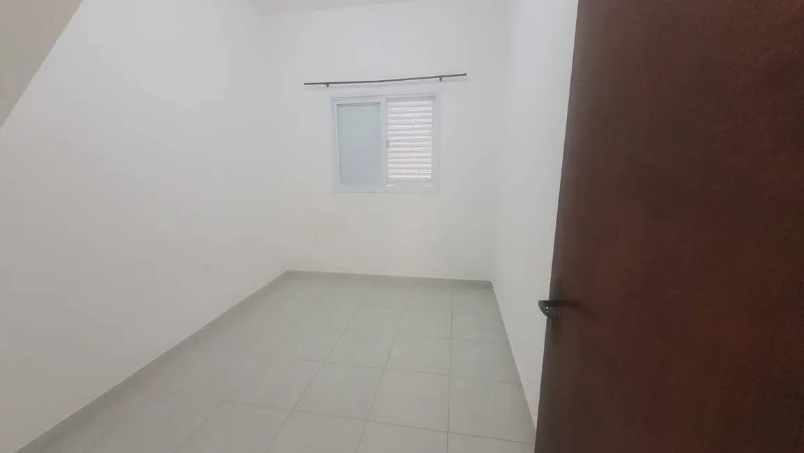 Foto 6 de Casa de Condomínio com 2 quartos para alugar, 48m2 em Maracanã, Praia Grande - SP