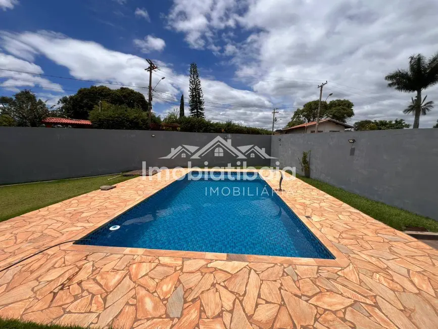 Casa com 3 quartos à venda, 385m2 em Centro, Jarinu - SP - imagem 3 Foto 3 de Casa com 3 quartos à venda, 385m2 em Centro, Jarinu - SP