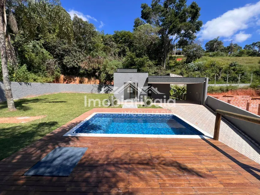 Chácara com 3 quartos à venda, 600m2 em Estância Santa Maria do Portão, Atibaia - SP - imagem 1 Foto 1 de Chácara com 3 quartos à venda, 600m2 em Estância Santa Maria do Portão, Atibaia - SP