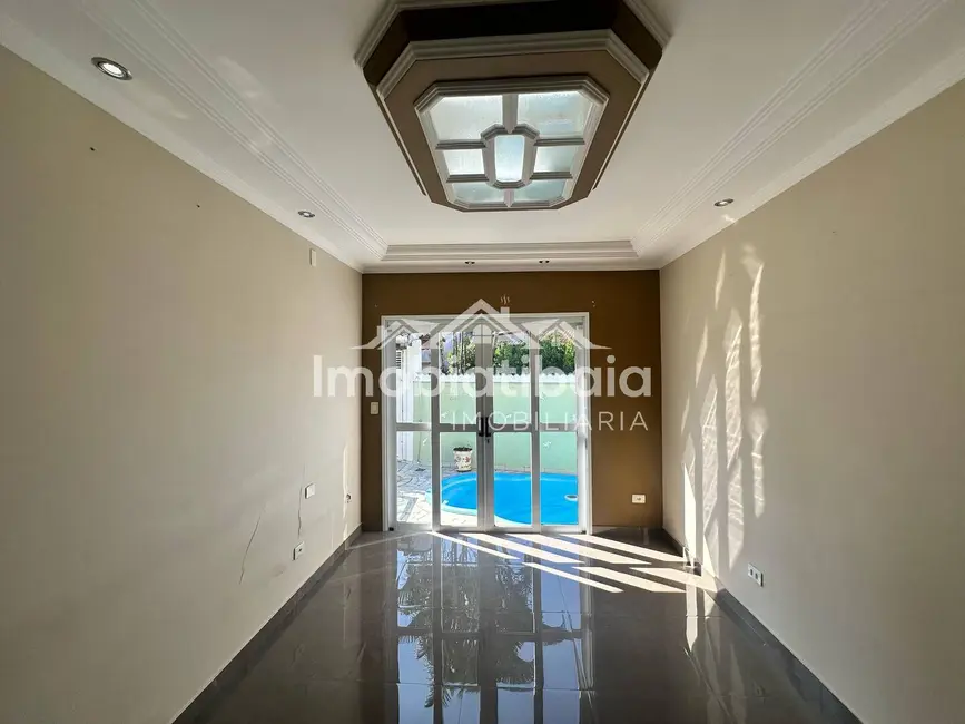 Casa com 3 quartos à venda, 240m2 em Jardim das Cerejeiras, Atibaia - SP - imagem 3 Foto 3 de Casa com 3 quartos à venda, 240m2 em Jardim das Cerejeiras, Atibaia - SP
