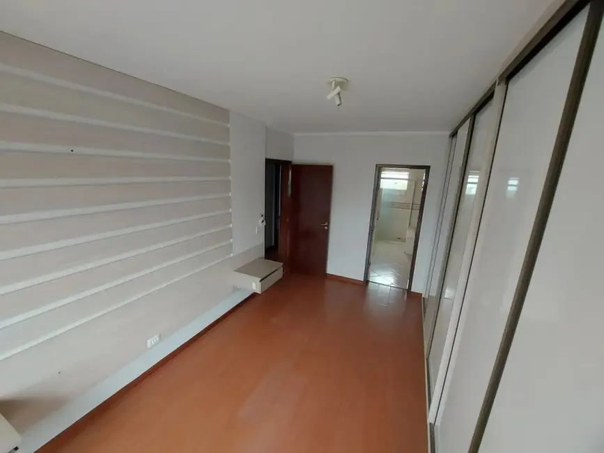 Sobrado com 4 quartos à venda, 192m2 em Bom Retiro, Curitiba - PR - imagem 9 Foto 9 de Sobrado com 4 quartos à venda, 192m2 em Bom Retiro, Curitiba - PR