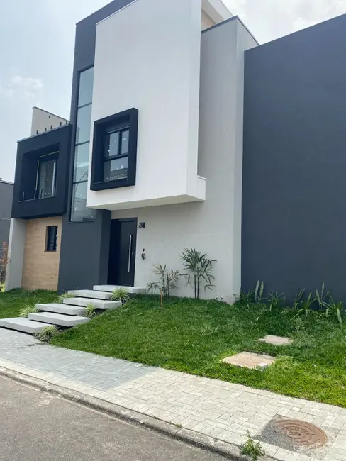 Sobrado com 3 quartos à venda, 194m2 em Santa Cândida, Curitiba - PR - imagem 4 Foto 4 de Sobrado com 3 quartos à venda, 194m2 em Santa Cândida, Curitiba - PR