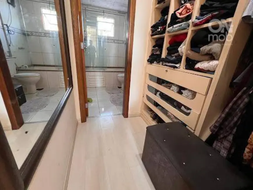 Sobrado com 3 quartos à venda, 136m2 em Guaíra, Curitiba - PR - imagem 8 Foto 8 de Sobrado com 3 quartos à venda, 136m2 em Guaíra, Curitiba - PR