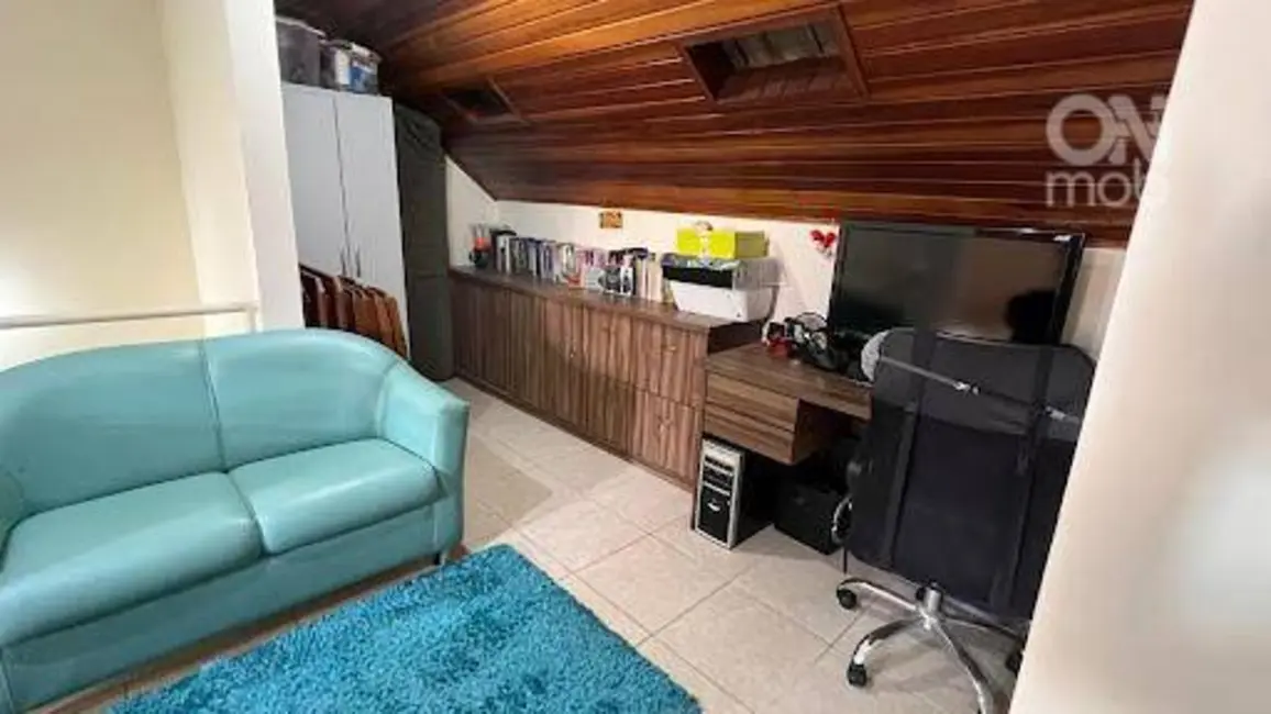 Sobrado com 3 quartos à venda, 136m2 em Guaíra, Curitiba - PR - imagem 4 Foto 4 de Sobrado com 3 quartos à venda, 136m2 em Guaíra, Curitiba - PR