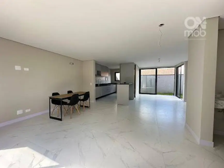 Sobrado com 3 quartos à venda, 237m2 em Butiatuvinha, Curitiba - PR - imagem 9 Foto 9 de Sobrado com 3 quartos à venda, 237m2 em Butiatuvinha, Curitiba - PR