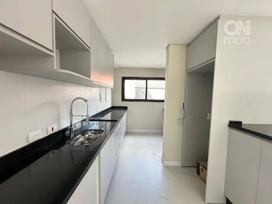 Sobrado com 3 quartos à venda, 237m2 em Butiatuvinha, Curitiba - PR - imagem 3 Foto 3 de Sobrado com 3 quartos à venda, 237m2 em Butiatuvinha, Curitiba - PR