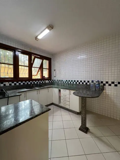 Casa com 3 quartos para alugar, 200m2 em Belvedere, Belo Horizonte - MG - imagem 9 Foto 9 de Casa com 3 quartos para alugar, 200m2 em Belvedere, Belo Horizonte - MG