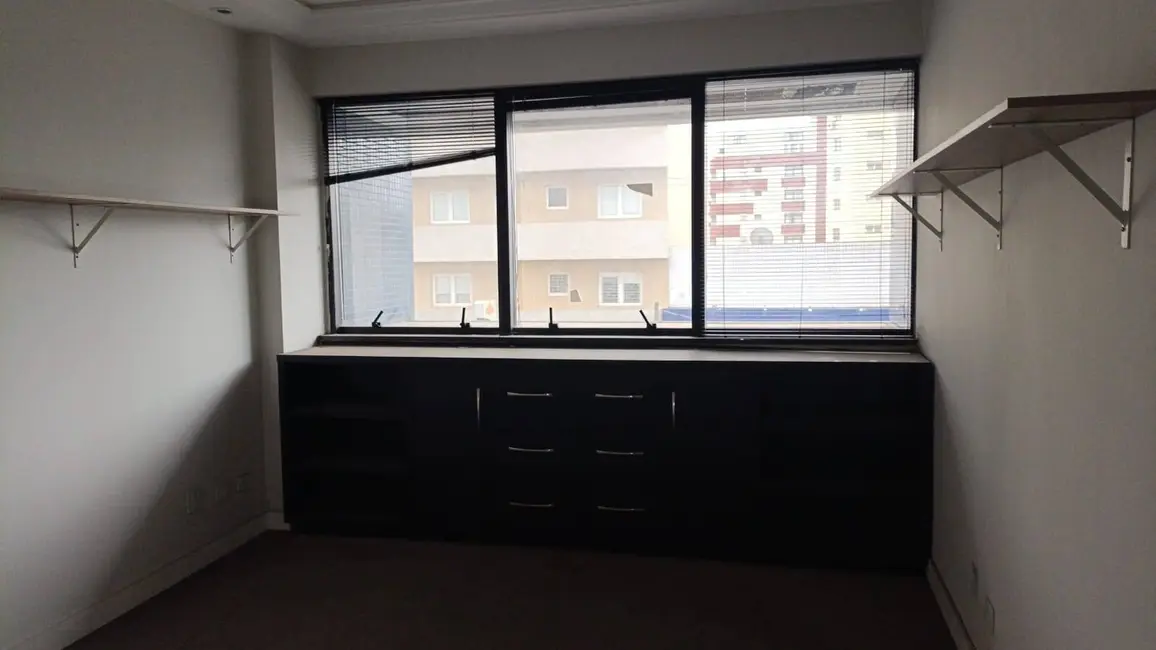 Sala Comercial à venda, 33m2 em Centro, Curitiba - PR - imagem 4 Foto 4 de Sala Comercial à venda, 33m2 em Centro, Curitiba - PR