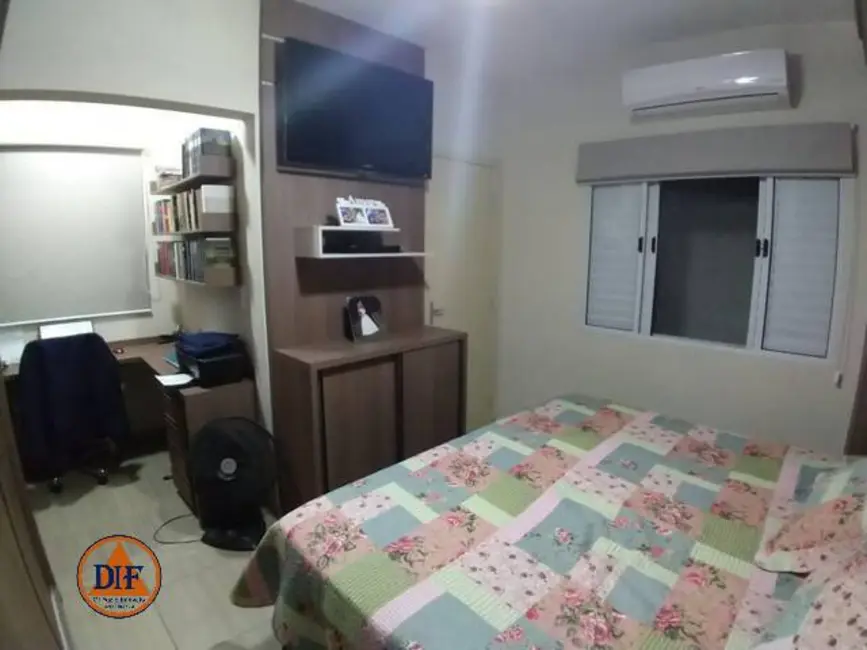 Foto 2 de Casa de Condomínio com 2 quartos à venda, 80m2 em Parque São Luís, Taubate - SP