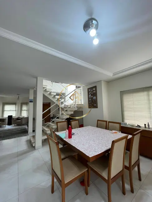 Foto 2 de Casa de Condomínio com 3 quartos à venda, 240m2 em Loteamento Villa Branca, Jacarei - SP