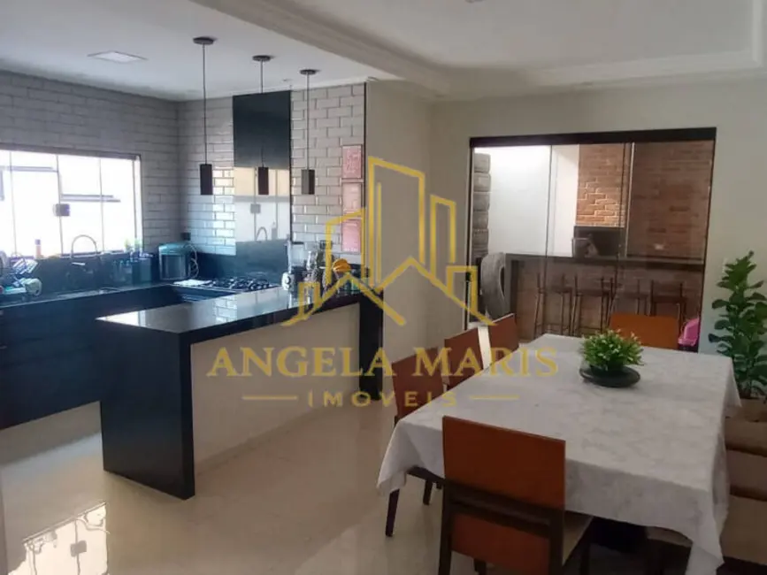 Foto 1 de Casa com 3 quartos à venda, 215m2 em Jacarei - SP