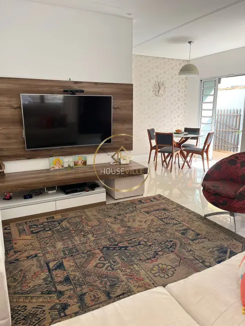 Casa com 3 quartos à venda, 120m2 em Sao Jose Dos Campos - SP - imagem 2 Foto 2 de Casa com 3 quartos à venda, 120m2 em Sao Jose Dos Campos - SP