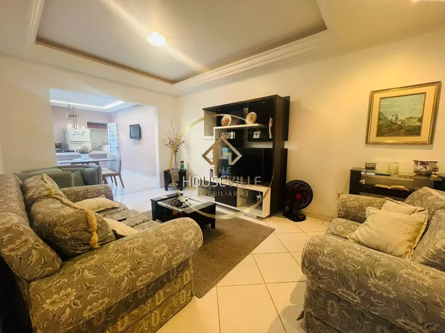 Casa com 3 quartos à venda, 250m2 em Sao Jose Dos Campos - SP - imagem 3 Foto 3 de Casa com 3 quartos à venda, 250m2 em Sao Jose Dos Campos - SP