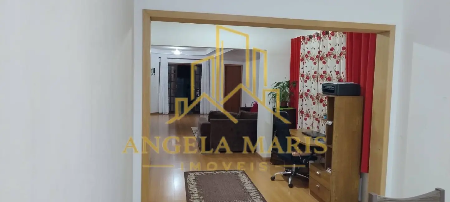 Casa com 3 quartos à venda, 225m2 em Sao Jose Dos Campos - SP - imagem 4 Foto 4 de Casa com 3 quartos à venda, 225m2 em Sao Jose Dos Campos - SP