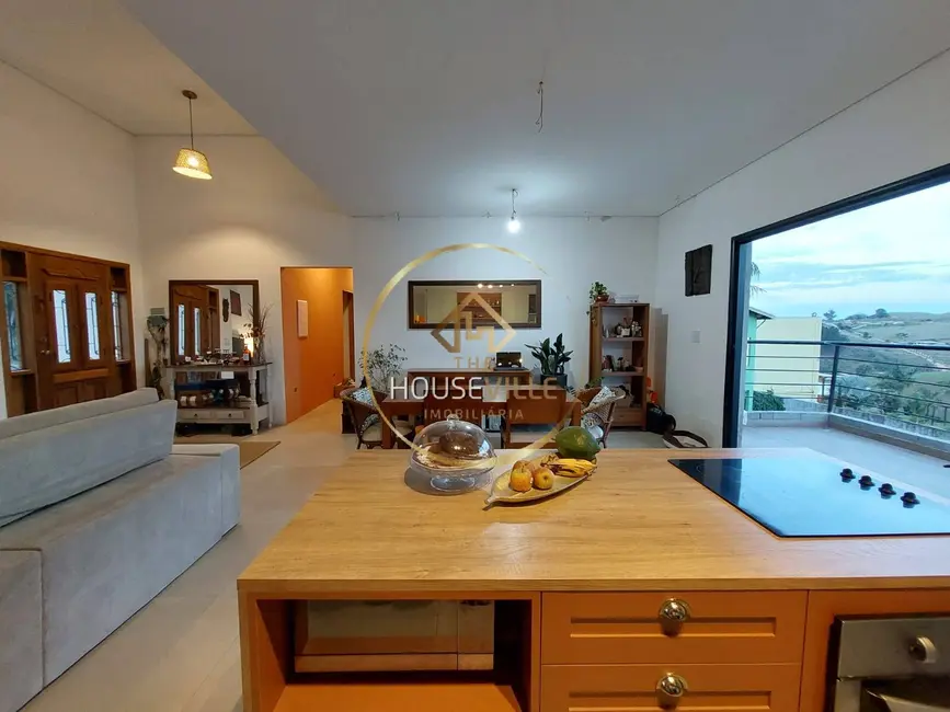 Casa de Condomínio com 3 quartos à venda, 250m2 em Igarata - SP - imagem 3 Foto 3 de Casa de Condomínio com 3 quartos à venda, 250m2 em Igarata - SP