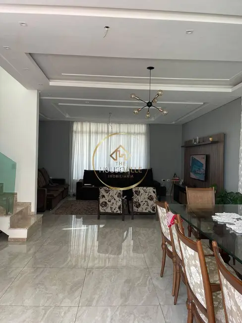 Foto 2 de Casa de Condomínio com 3 quartos à venda, 220m2 em Jardim Jacinto, Jacarei - SP