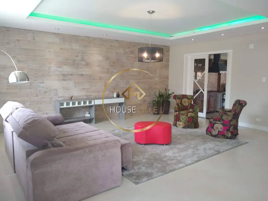 Casa de Condomínio com 5 quartos à venda e para alugar, 300m2 em Jardim Santa Maria, Jacarei - SP - imagem 3 Foto 3 de Casa de Condomínio com 5 quartos à venda e para alugar, 300m2 em Jardim Santa Maria, Jacarei - SP