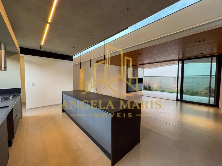 Casa de Condomínio com 3 quartos à venda, 239m2 em Sao Jose Dos Campos - SP - imagem 6 Foto 6 de Casa de Condomínio com 3 quartos à venda, 239m2 em Sao Jose Dos Campos - SP