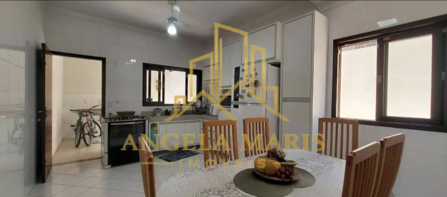 Casa com 4 quartos à venda, 160m2 em Sao Jose Dos Campos - SP - imagem 4 Foto 4 de Casa com 4 quartos à venda, 160m2 em Sao Jose Dos Campos - SP