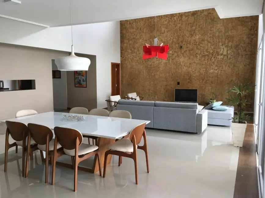 Foto 2 de Sobrado com 3 quartos à venda, 200m2 em Pindamonhangaba - SP