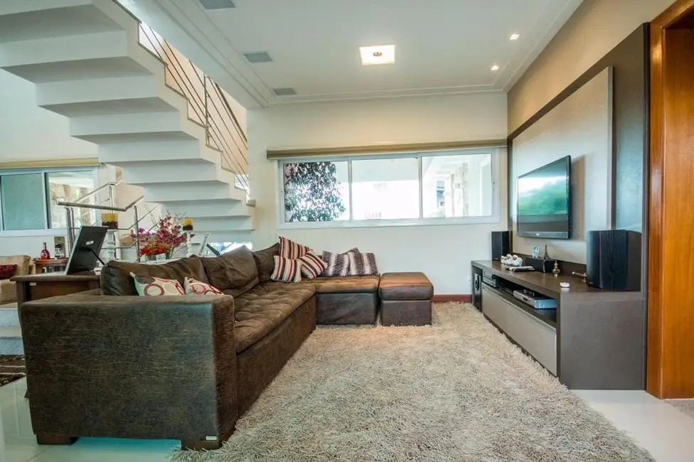 Foto 2 de Sobrado com 4 quartos à venda, 300m2 em Tremembe - SP