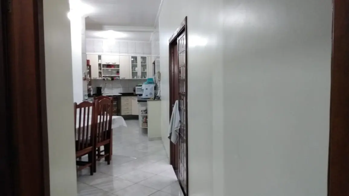Foto 5 de Sobrado com 4 quartos à venda, 250m2 em Vila São José, Taubate - SP