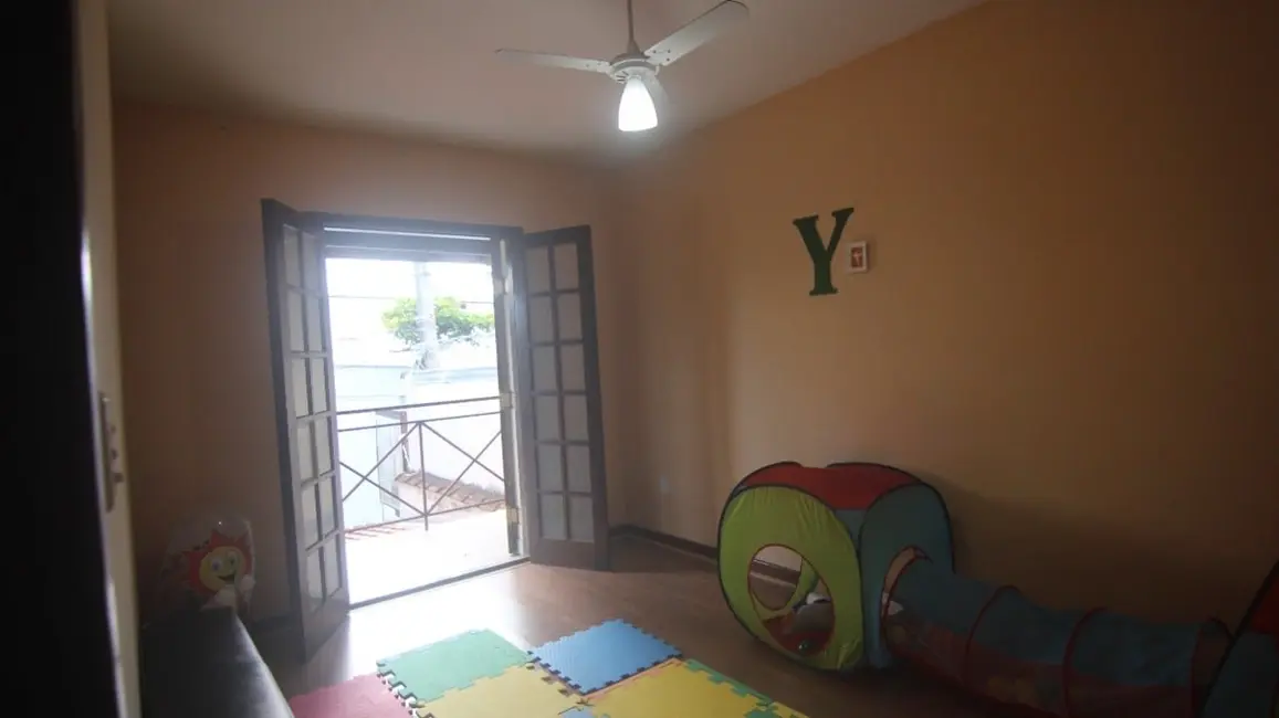 Foto 8 de Sobrado com 3 quartos à venda, 239m2 em Pindamonhangaba - SP