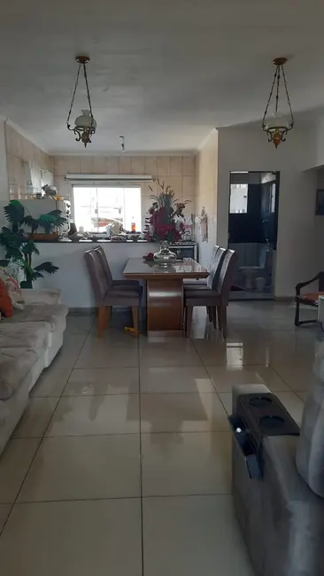 Foto 4 de Sobrado com 4 quartos à venda, 245m2 em Pindamonhangaba - SP