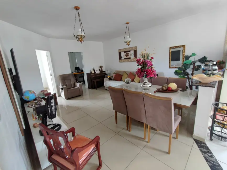 Foto 3 de Sobrado com 4 quartos à venda, 245m2 em Pindamonhangaba - SP