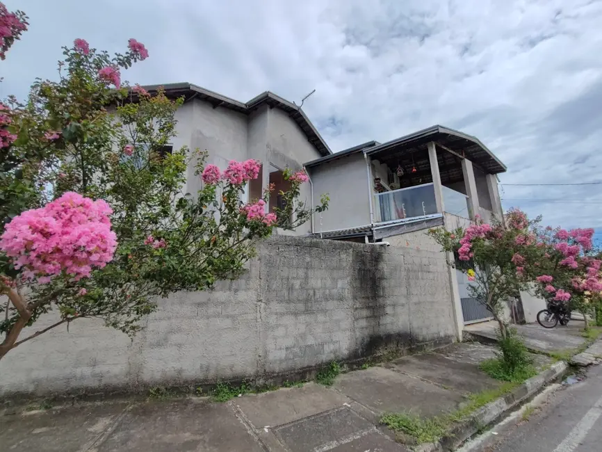 Foto 1 de Sobrado com 4 quartos à venda, 245m2 em Pindamonhangaba - SP