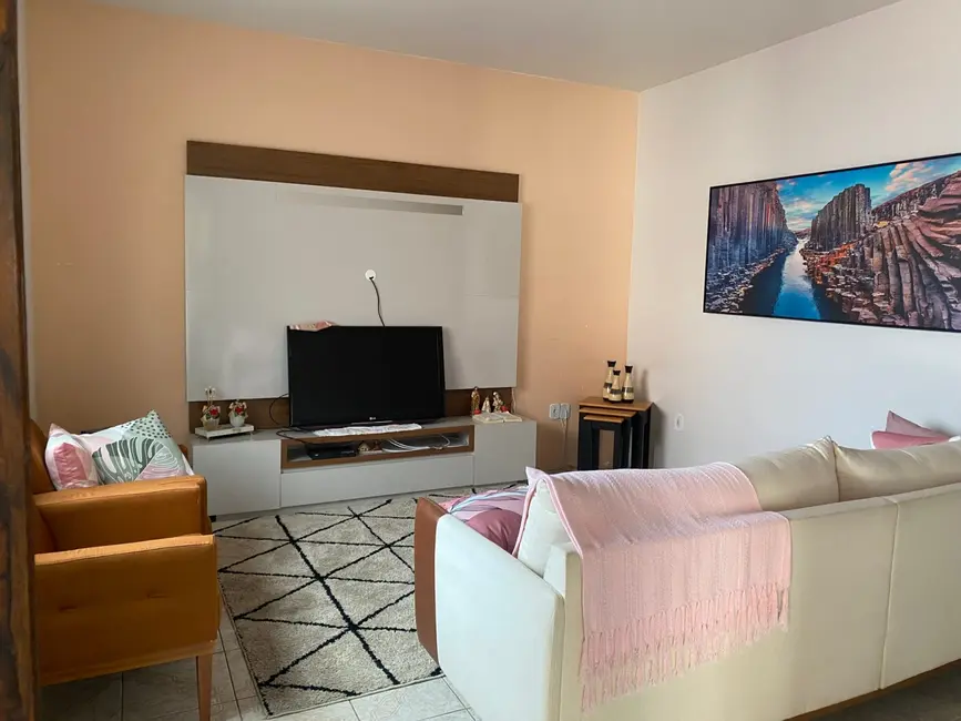 Foto 2 de Sobrado com 5 quartos à venda, 300m2 em Vila Santa Rita, Guaratingueta - SP