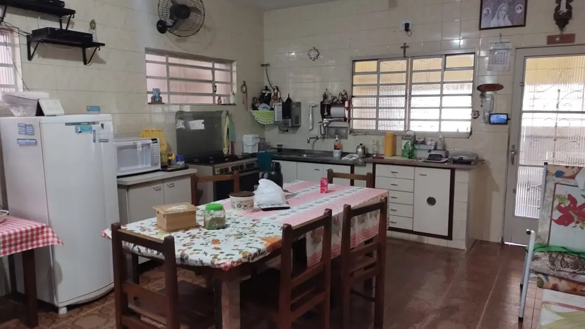 Sobrado com 3 quartos à venda, 196m2 em Centro, Aparecida - SP - imagem 5 Foto 5 de Sobrado com 3 quartos à venda, 196m2 em Centro, Aparecida - SP