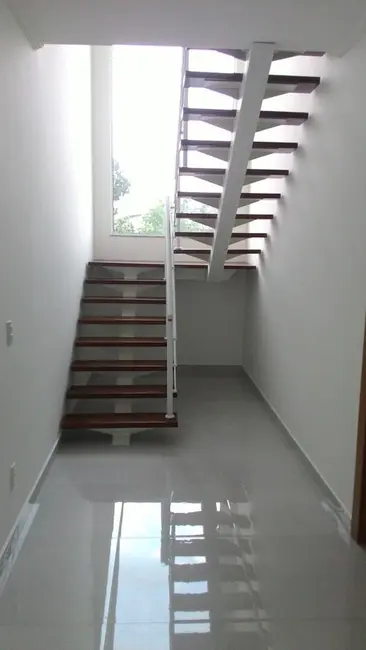 Foto 2 de Sobrado com 3 quartos à venda, 340m2 em Nossa Senhora do Perpétuo Socorro, Pindamonhangaba - SP