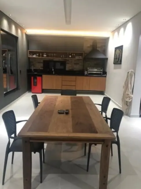 Foto 2 de Sobrado com 3 quartos à venda, 320m2 em Tremembe - SP