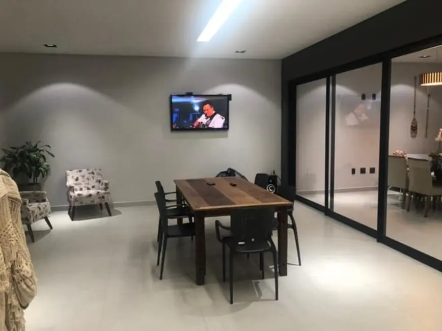 Foto 3 de Sobrado com 3 quartos à venda, 320m2 em Tremembe - SP