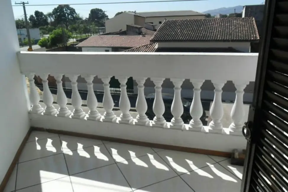 Foto 3 de Sobrado com 3 quartos à venda em Pindamonhangaba - SP