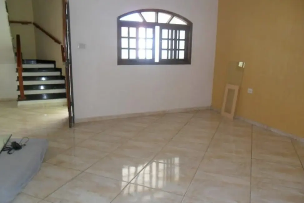 Foto 2 de Sobrado com 3 quartos à venda em Pindamonhangaba - SP