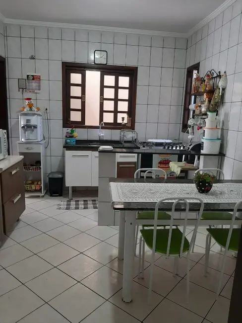 Casa com 4 quartos à venda, 171m2 em Santana, Pindamonhangaba - SP - imagem 4 Foto 4 de Casa com 4 quartos à venda, 171m2 em Santana, Pindamonhangaba - SP