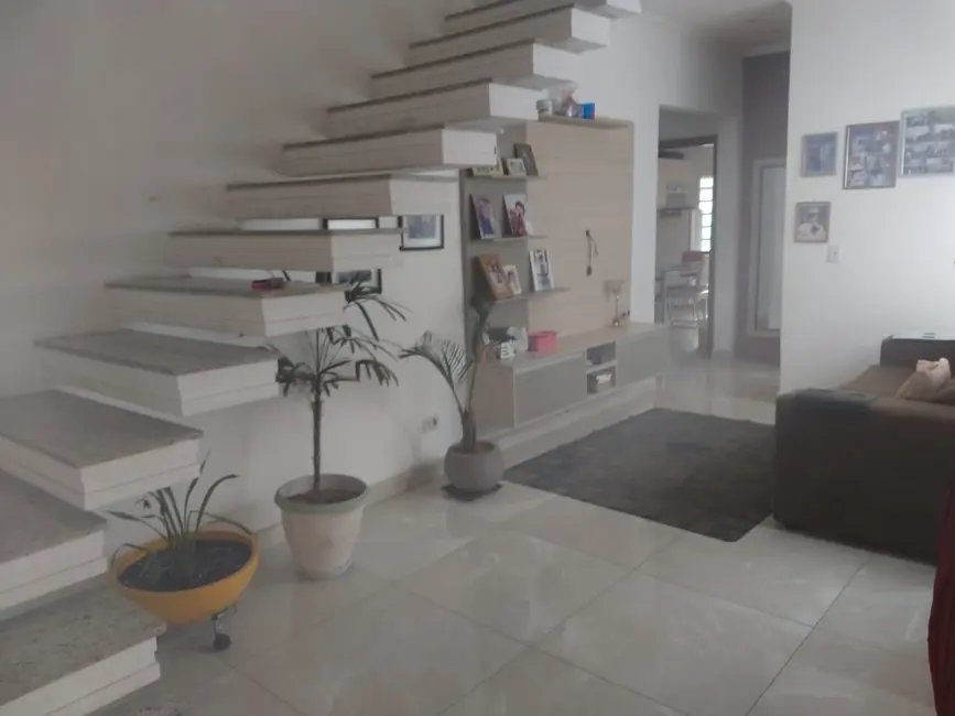 Foto 3 de Casa com 5 quartos à venda, 260m2 em São Benedito, Pindamonhangaba - SP