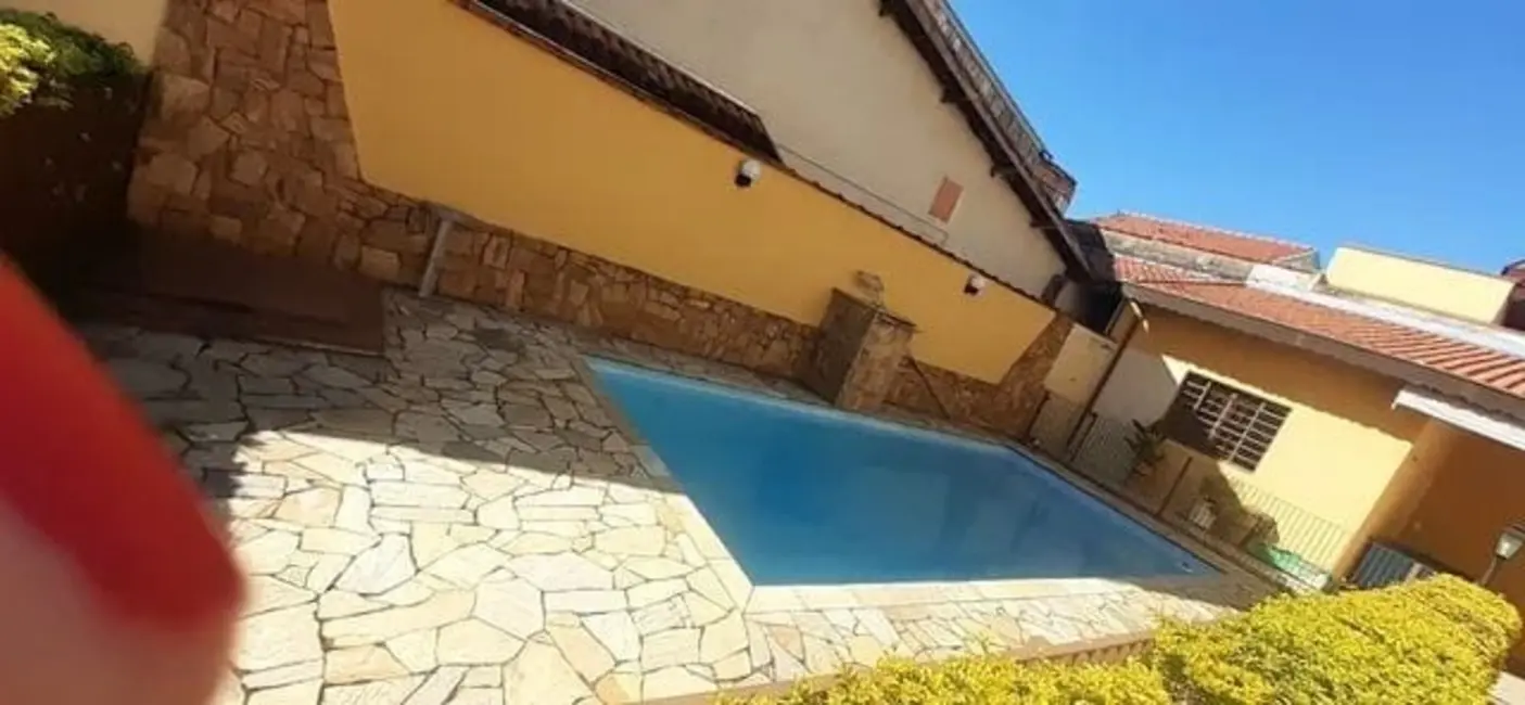 Foto 1 de Casa com 4 quartos à venda e para alugar, 350m2 em Parque São Cristóvão, Taubate - SP