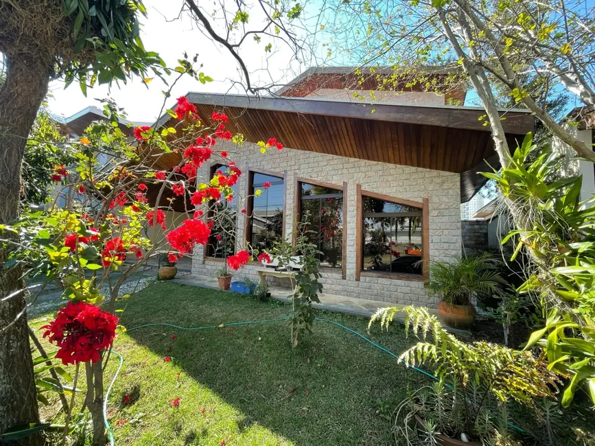 Sobrado com 6 quartos à venda, 350m2 em Taubate - SP - imagem 4 Foto 4 de Sobrado com 6 quartos à venda, 350m2 em Taubate - SP