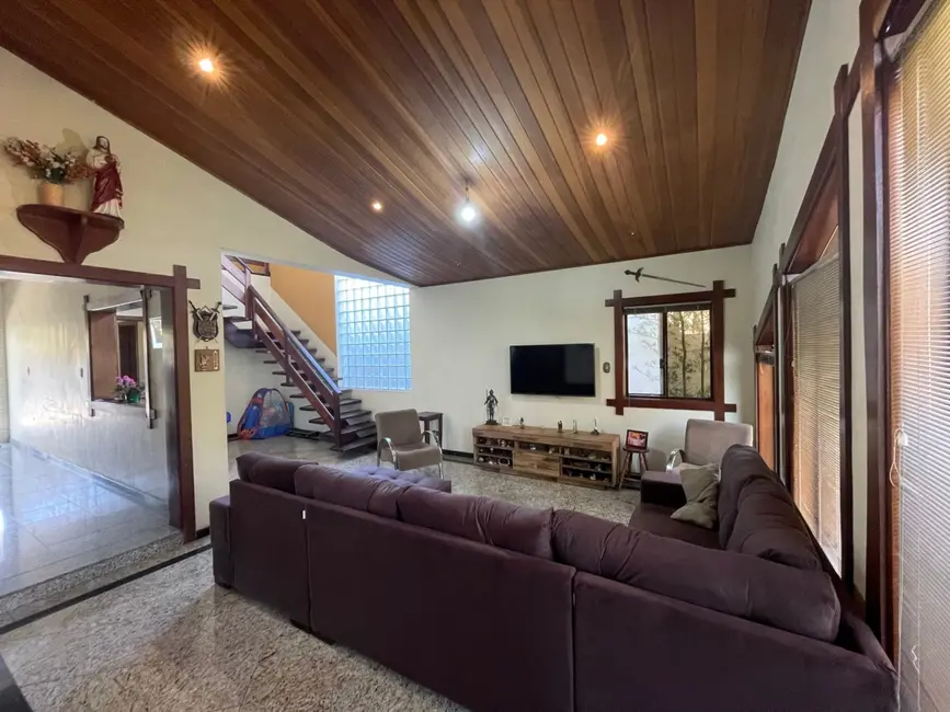Sobrado com 6 quartos à venda, 350m2 em Taubate - SP - imagem 6 Foto 6 de Sobrado com 6 quartos à venda, 350m2 em Taubate - SP