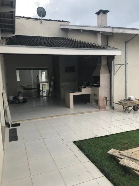 Foto 1 de Casa de Condomínio com 4 quartos à venda e para alugar, 200m2 em Pindamonhangaba - SP