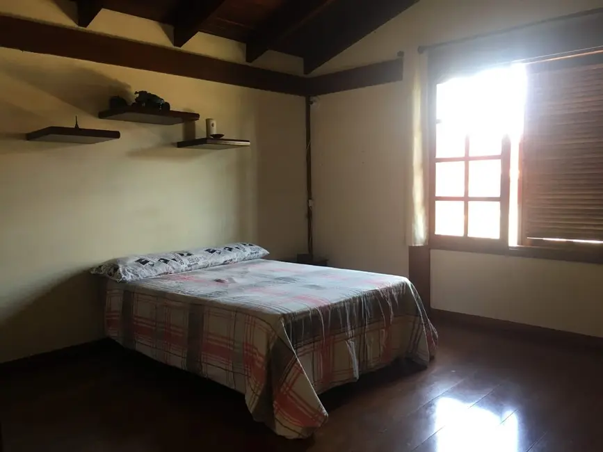 Foto 3 de Sobrado com 5 quartos à venda, 361m2 em Centro, Pindamonhangaba - SP